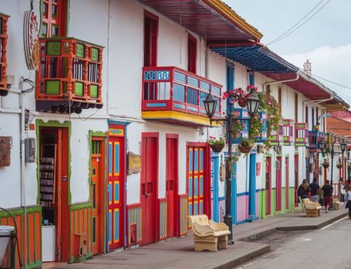 La Arquitectura Cafetera: Encanto Cultural y Colores Vibrantes